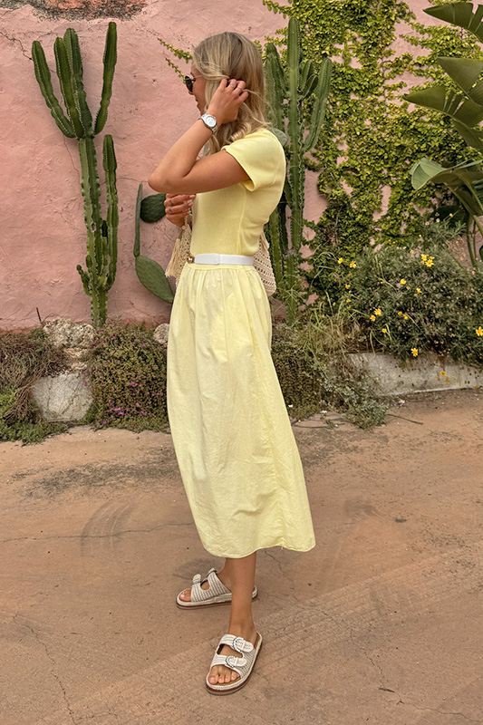 gelbes-sommerkleid-knielang-seitlich-mit-weissem-guertel_kleiber-werksverkauf-italienische-mode