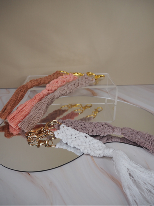 italienische mode kleiber werksverkauf Handgefertigte Makramee-Schlüsselanhängerquasten in Pfirsich, Rosa und Beige.