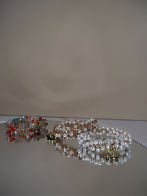 italienische mode kleiber werksverkauf Drei Perlenarmbänder: bunt, Roségold und Perle.