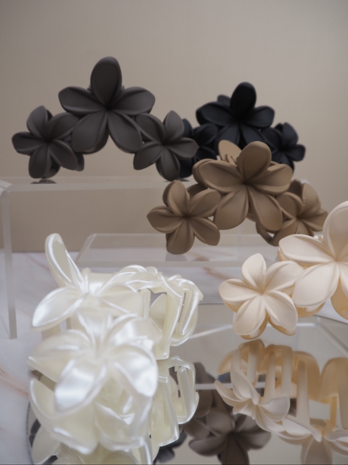 italienische mode kleiber werksverkauf Sortiment an Haarspangen mit Blumenmuster in verschiedenen Farben.