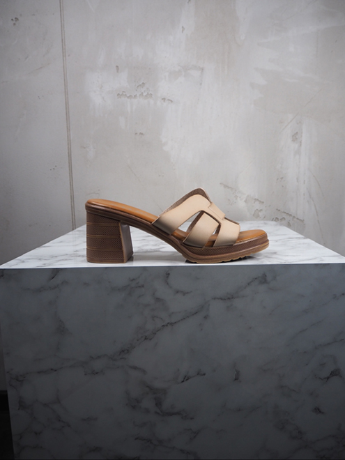 italienische mode kleiber werksverkauf Beige Ledersandalen mit Absatz und Cut-Out-Detail