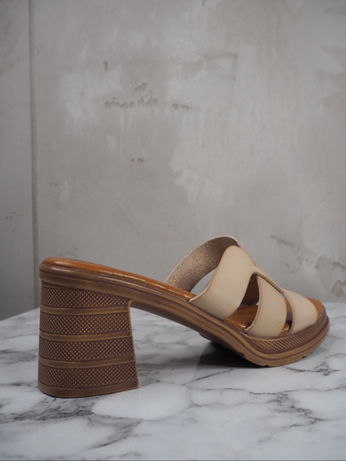 italienische mode kleiber werksverkauf Beige Ledersandalen mit klobigem Blockabsatz.