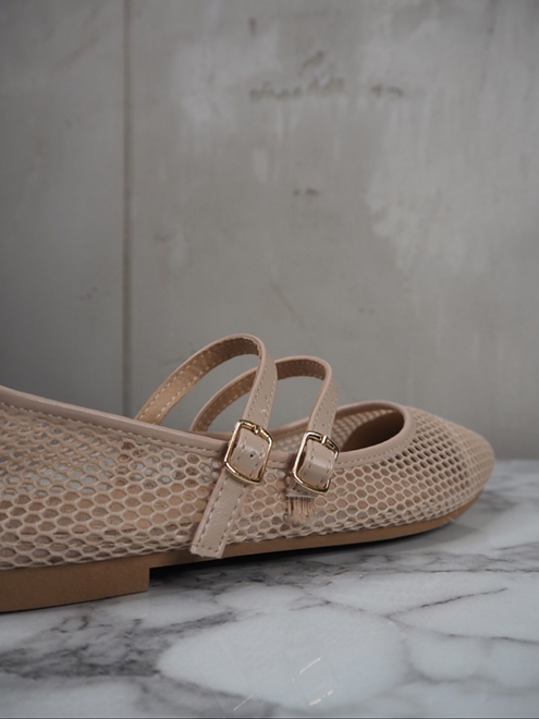 italienische mode kleiber werksverkauf Beige Ballerinas aus Netzstoff mit doppelten Riemen und goldenen Schnallen.