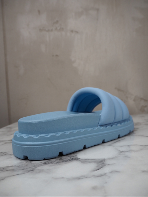 italienische mode kleiber werksverkauf Hellblaue gesteppte Plateau-Slides. Bequemes Sommerschuhwerk.