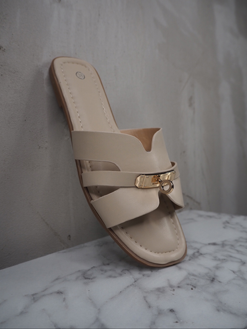 italienische mode kleiber werksverkauf Beigefarbene Slidesandalen aus Leder mit goldenem Schnallendetail