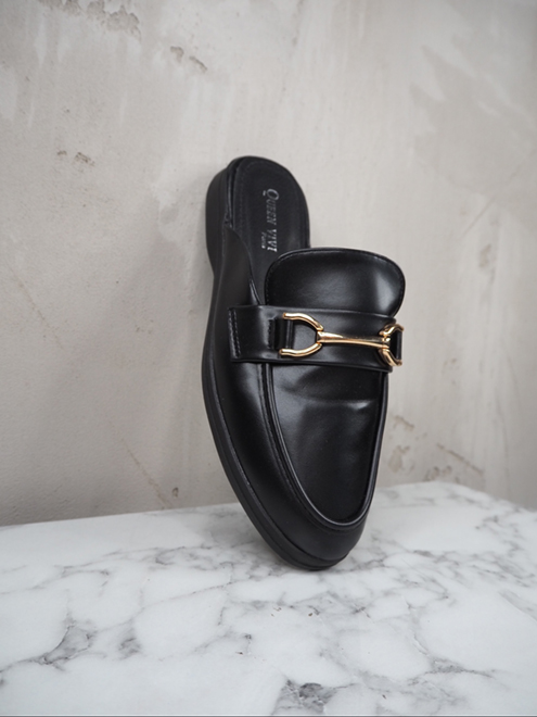 italienische mode kleiber werksverkauf Schwarze Lederpantolette mit goldenem Schnallendetail