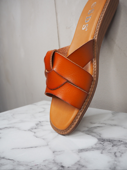 italienische mode kleiber werksverkauf Orangefarbene, geflochtene Criss-Cross-Slide-Sandalen aus Leder