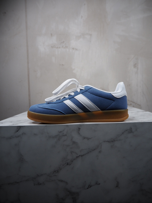italienische mode kleiber werksverkauf Blaue Adidas Samba-Sneaker mit Gummisohle, Seitenansicht.