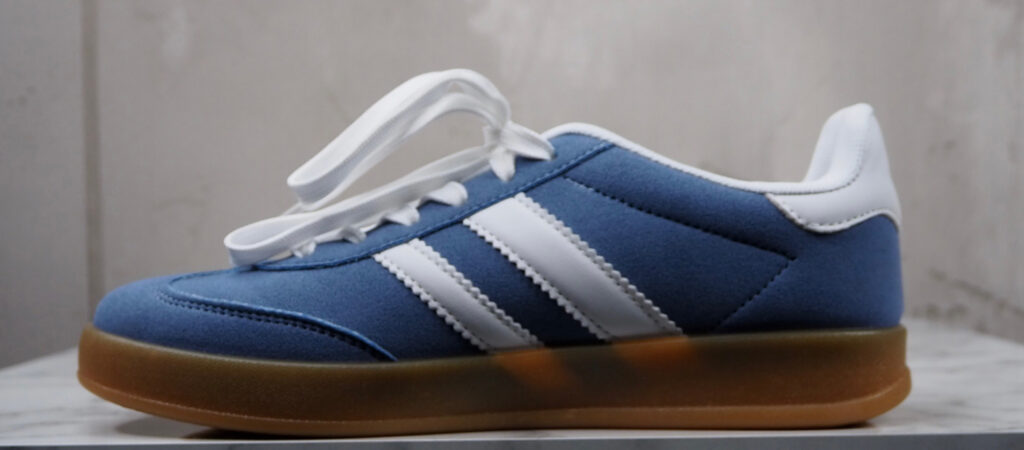 italienische mode kleiber werksverkauf Blaue Adidas-Sneaker aus Wildleder mit weißen Streifen und Gummisohle