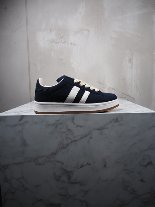 italienische mode kleiber werksverkauf Marineblaue Sneakers mit weißen Streifen, klassischer Stil.