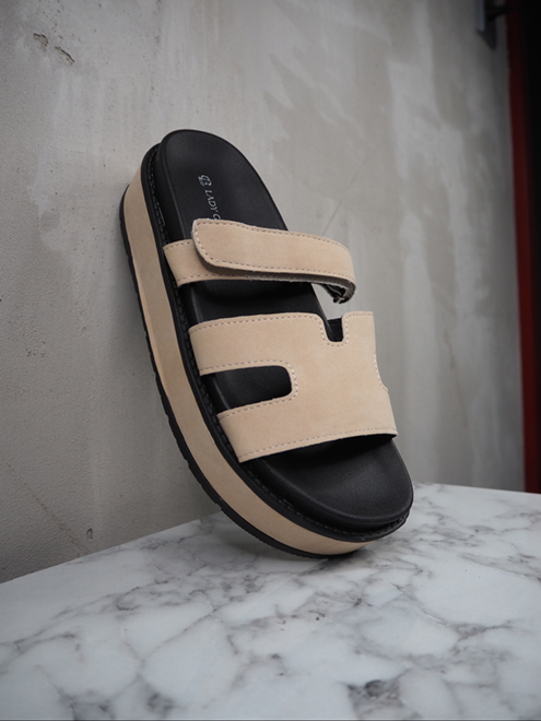 italienische mode kleiber werksverkauf Beige Plateausandalen mit schwarzen Riemen und klobiger Sohle. Lady Gaga