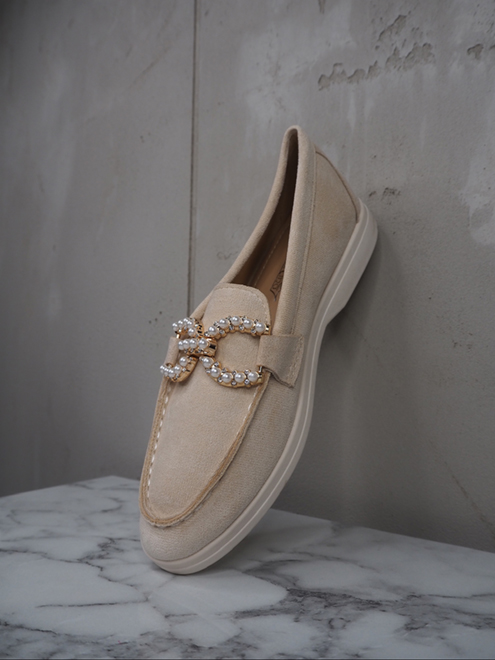 italienische mode kleiber werksverkauf Beige Wildleder-Loafer mit Perlen- und Goldakzent
