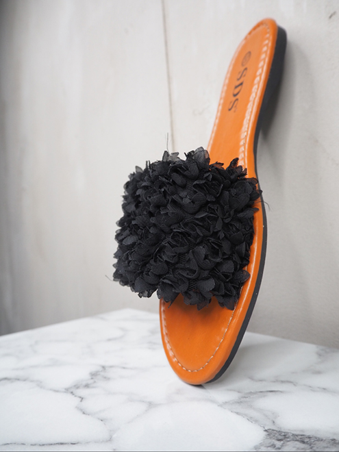 italienische mode kleiber werksverkauf Orangefarbene Sandalen mit schwarzer Blumenverzierung
