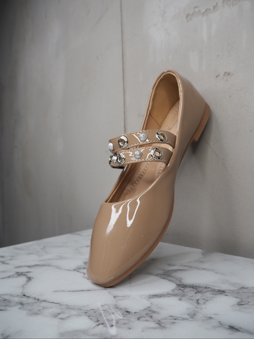 italienische mode kleiber werksverkauf Beige Mary Jane-Ballerinas aus Lackleder mit silbernen Nieten