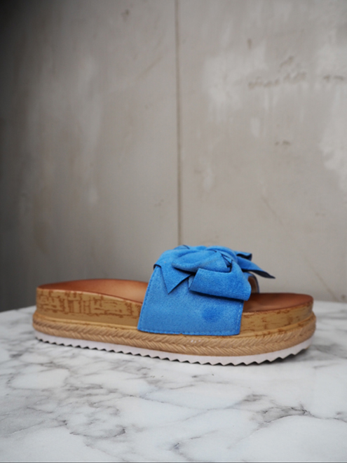 italienische mode kleiber werksverkauf Blaue Wildleder-Sandalen mit Schleife und Plateausohle aus Kork
