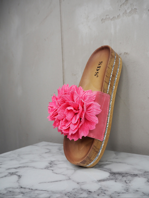 italienische mode kleiber werksverkauf Plateausandalen aus Kork mit rosa Blumenverzierung. Marke SDS.