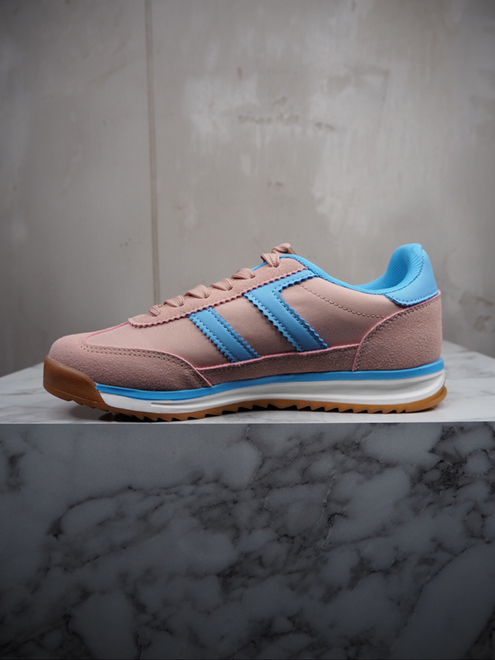 italienische mode kleiber werksverkauf Rosa und hellblaue Wildleder-Sneaker mit Gummisohle.