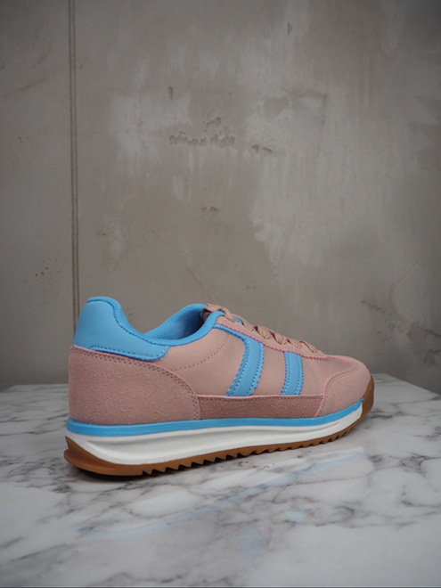 italienische mode kleiber werksverkauf Rosa und hellblaue Sneakers im Retro-Stil