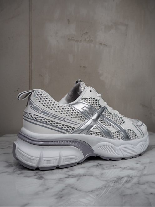 italienische mode kleiber werksverkauf Weiße und silberne Damen-Sportschuhe mit Mesh-Detail
