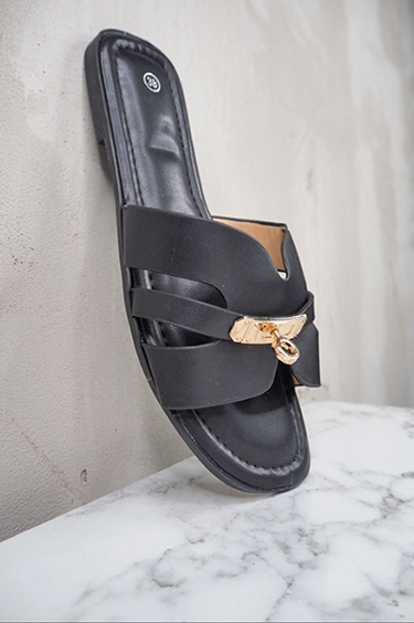 italienische mode kleiber werksverkauf Schwarze Leder-Sandalen mit goldenem Akzent. Italienische Mode.