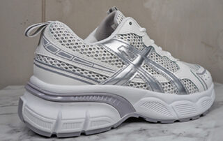 italienische mode kleiber werksverkauf Weiße klobige Sneakers mit silbernen Akzenten.
