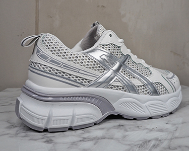 italienische mode kleiber werksverkauf Weiße klobige Sneakers mit silbernen Akzenten.