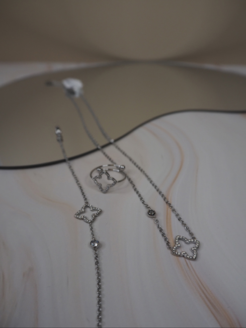 italienische mode kleiber werksverkauf Silbernes Set aus Halskette, Armband und Ring mit Kleeblatt-Akzenten und Zirkonia.