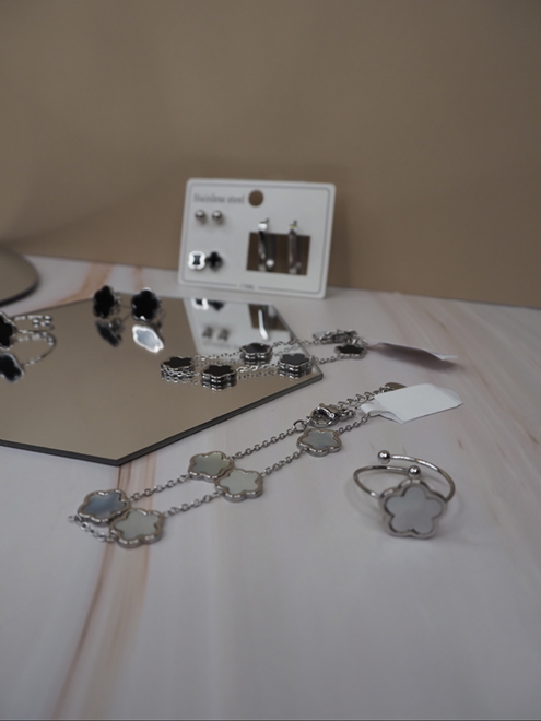italienische mode kleiber werksverkauf Silberne Halskette, Armband, Ring und Ohrringe mit Blumenakzenten. Schmuckset aus Edelstahl.