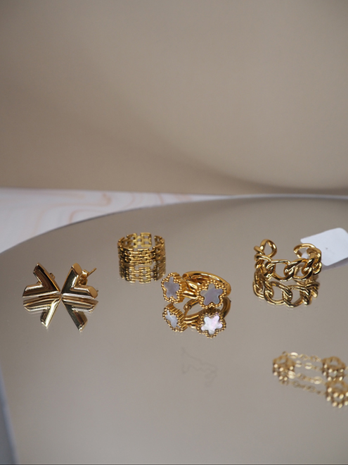 italienische mode kleiber werksverkauf Goldschmuckkollektion: Ringe und Ohrringe mit Ketten-, geometrischen und floralen Designs.