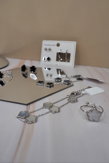 italienische mode kleiber werksverkauf Elegantes Schmuckset: Halskette, Ohrringe und Ring mit kleeblattförmigen Akzenten.