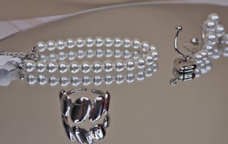 italienische mode kleiber werksverkauf Elegantes Perlenarmband, Ring und Ohrringe. Modernes Schmuckdesign.