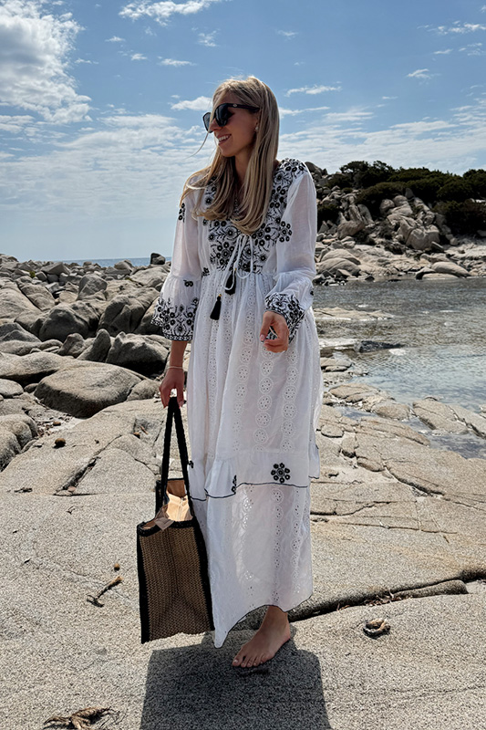 weisses-sommerkleid-mit-schwarzen-applikationen-bodenlang-langaermlich_kleiber-werksverkauf-italienische-mode
