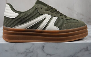 italienische mode kleiber werksverkauf Grüner Cord-Sneaker mit weißen Akzenten und Plateausohle, Italienische Mode.
