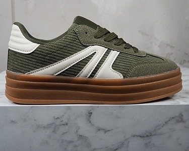 italienische mode kleiber werksverkauf Grüner Cord-Sneaker mit weißen Akzenten und Plateausohle, Italienische Mode.