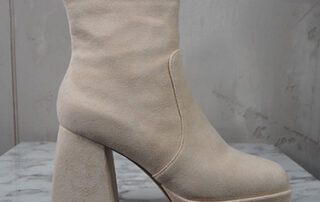 italienische mode kleiber werksverkauf Beigefarbene Wildlederstiefeletten mit klobigem Absatz. Italienischer Modus.