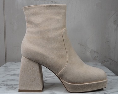 italienische mode kleiber werksverkauf Beigefarbene Wildlederstiefeletten mit klobigem Absatz. Italienischer Modus.