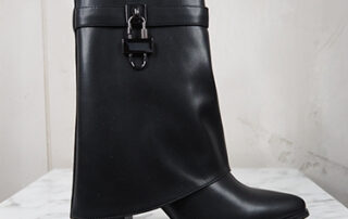 italienische mode kleiber werksverkauf Schwarze Lederstiefelette mit einzigartigem Klappendesign im italienischen Mode-Stil.