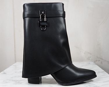 italienische mode kleiber werksverkauf Schwarze Lederstiefelette mit einzigartigem Klappendesign im italienischen Mode-Stil.