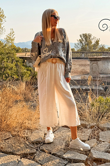 italienische mode kleiber werksverkauf Frau in einem geblümten Maxikleid, italienische Mode.