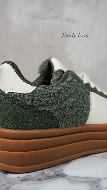 italienische mode kleiber werksverkauf Grüner Teddybär-Sneaker mit cremefarbenen Akzenten und brauner Sohle. Teddy-Look.