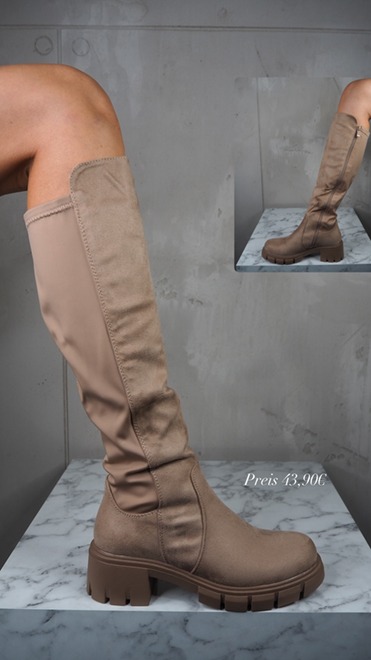italienische mode kleiber werksverkauf Taupefarbene kniehohe Plateaustiefel auf Marmoroberfläche. Preis: 43,90 €