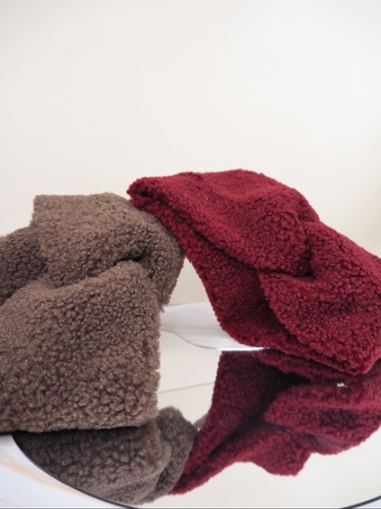italienische mode kleiber werksverkauf Braune und burgunderfarbene Fleece-Stirnbänder, perfekt für Wintermode und warme Accessoires.