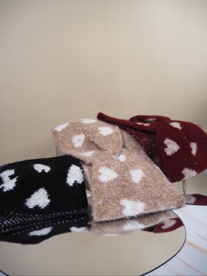italienische mode kleiber werksverkauf Drei Winterschals mit Herzmuster in Schwarz, Hellbraun und Burgunderrot, perfekte warme Accessoires.