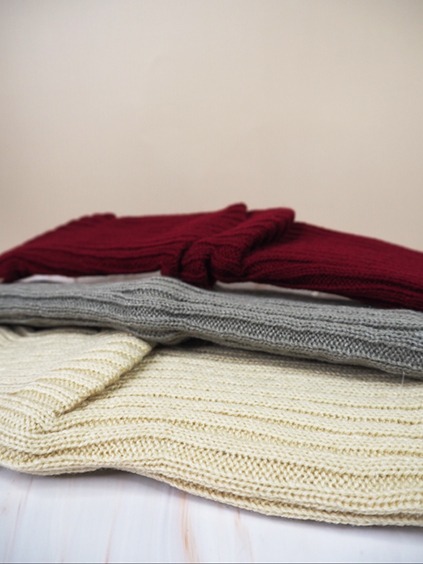 italienische mode kleiber werksverkauf Drei gestrickte Schals in Creme, Grau und Burgunderrot, perfekt für kaltes Wetter.