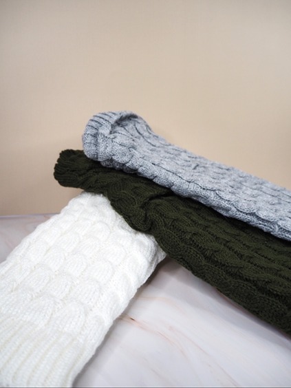 italienische mode kleiber werksverkauf Drei Beinwärmer mit Zopfmuster in Weiß, Olivgrün und Grau, perfekt für die Wintermode.
