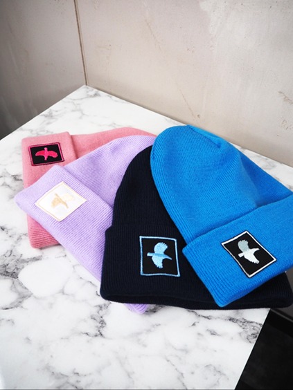 italienische mode kleiber werksverkauf Vier bunte Beanies mit Vogel-Patch-Logos, perfekte Wintermützen für kaltes Wetter.