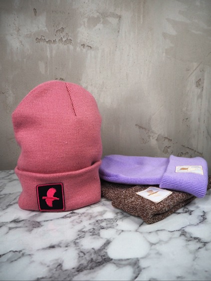italienische mode kleiber werksverkauf Rosa Beanie mit Vogellogo, lila und braune Strickmützen, kuschelige Winteraccessoires