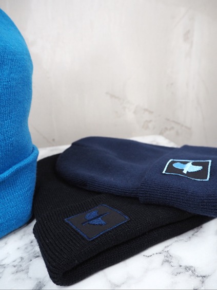 italienische mode kleiber werksverkauf Drei Strickmützen in Blau und Schwarz mit Logo-Patches