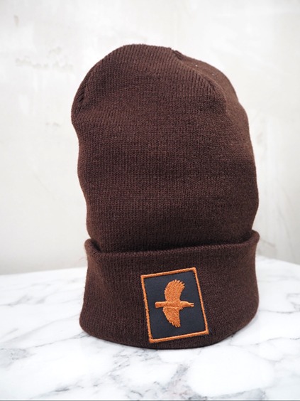 italienische mode kleiber werksverkauf Braune Beanie mit Vogelemblem, ein herbstliches Modeaccessoire