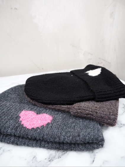 italienische mode kleiber werksverkauf Drei Beanies in Grau, Schwarz und Braun mit Herzmotiven; Wintermützen